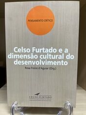 Organizado por Rosa Freire d’Aguiar, o livro reúne artigos de diversos pesquisadores que exploram como Celso Furtado articulou o conceito de desenvolvimento econômico com as dimensões cultural, social e histórica, ultrapassando abordagens estritamente econômicas.