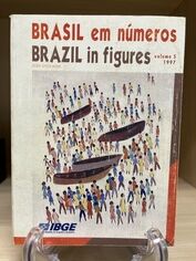 A coleção Brasil em Números é uma obra de referência dedicada a sistematizar, interpretar e contextualizar dados estatísticos sobre a realidade brasileira, combinando informações quantitativas com análise econômica, social e institucional. Seu objetivo central é traduzir números em diagnóstico, oferecendo uma visão abrangente do país ao longo do tempo.