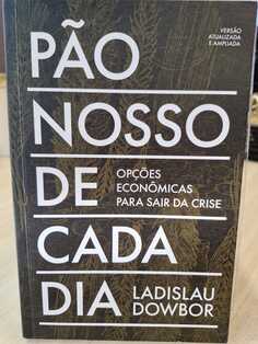 A obra desmistifica a economia para o cidadão comum, analisando como os processos produtivos no Brasil foram capturados por interesses financeiros que geram desigualdade e fome. Dowbor critica o sistema de capital improdutivo e o rentismo, demonstrando que a inflação e o desemprego atuais não são acidentais, mas frutos de decisões políticas e corporativas.