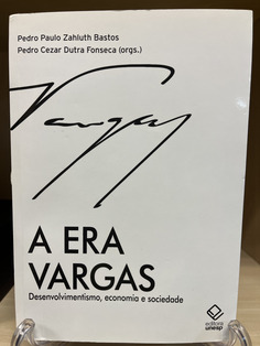 O livro A Era Vargas examina o período em que Getúlio Vargas esteve no poder, destacando as profundas transformações políticas, econômicas e sociais do Brasil. A obra analisa a consolidação do Estado nacional, o avanço da industrialização e a construção de uma nova relação entre governo e sociedade.