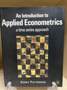 Fundamentos da econometria com foco na aplicação prática. A obra aborda métodos estatísticos e modelos econométricos utilizados na análise de dados econômicos. É uma referência importante para estudantes e pesquisadores interessados em estudos empíricos.