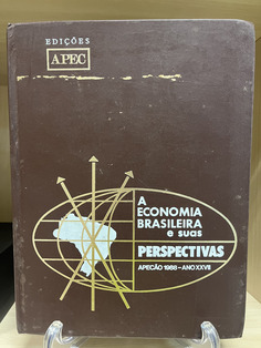 A coleção “A Economia Brasileira e Suas Perspectivas”, publicada pela APEC Editora, é uma série de volumes que reúnem estudos, análises e dados sobre a economia do Brasil em diferentes momentos históricos. Cada volume é composto por artigos escritos por economistas e especialistas que examinam: Situação da economia nacional em períodos específicos, Políticas econômicas adotadas, Setores da economia, Perspectivas de curto, médio e longo prazo e Contribuições acadêmicas e políticas públicas.