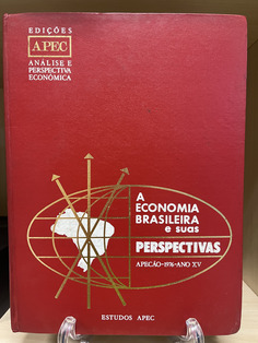 A coleção “A Economia Brasileira e Suas Perspectivas”, publicada pela APEC Editora, é uma série de volumes que reúnem estudos, análises e dados sobre a economia do Brasil em diferentes momentos históricos. Cada volume é composto por artigos escritos por economistas e especialistas que examinam: Situação da economia nacional em períodos específicos, Políticas econômicas adotadas, Setores da economia, Perspectivas de curto, médio e longo prazo e Contribuições acadêmicas e políticas públicas.