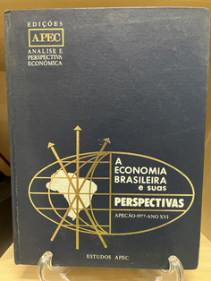 A coleção “A Economia Brasileira e Suas Perspectivas”, publicada pela APEC Editora, é uma série de volumes que reúnem estudos, análises e dados sobre a economia do Brasil em diferentes momentos históricos. Cada volume é composto por artigos escritos por economistas e especialistas que examinam: Situação da economia nacional em períodos específicos, Políticas econômicas adotadas, Setores da economia, Perspectivas de curto, médio e longo prazo e Contribuições acadêmicas e políticas públicas.