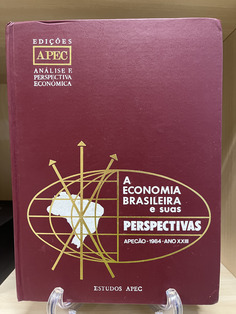 A coleção “A Economia Brasileira e Suas Perspectivas”, publicada pela APEC Editora, é uma série de volumes que reúnem estudos, análises e dados sobre a economia do Brasil em diferentes momentos históricos. Cada volume é composto por artigos escritos por economistas e especialistas que examinam: Situação da economia nacional em períodos específicos, Políticas econômicas adotadas, Setores da economia, Perspectivas de curto, médio e longo prazo e Contribuições acadêmicas e políticas públicas.