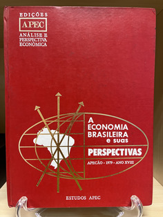 A coleção “A Economia Brasileira e Suas Perspectivas”, publicada pela APEC Editora, é uma série de volumes que reúnem estudos, análises e dados sobre a economia do Brasil em diferentes momentos históricos. Cada volume é composto por artigos escritos por economistas e especialistas que examinam: Situação da economia nacional em períodos específicos, Políticas econômicas adotadas, Setores da economia, Perspectivas de curto, médio e longo prazo e Contribuições acadêmicas e políticas públicas.